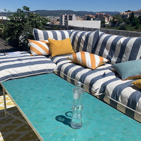 Longue table basse en zellige artisanal sur terrasse au cœur de Marseille (13)
