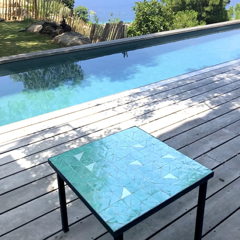Table carrée en zellige triangle sur terrasse niçoise (06) en bord de piscine