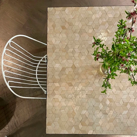 Table de cuisine en zellige nacre, création au motif cubes et livraison à Nîmes (30)