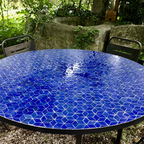 Table de repas en zellige bleu roi, motif cubes