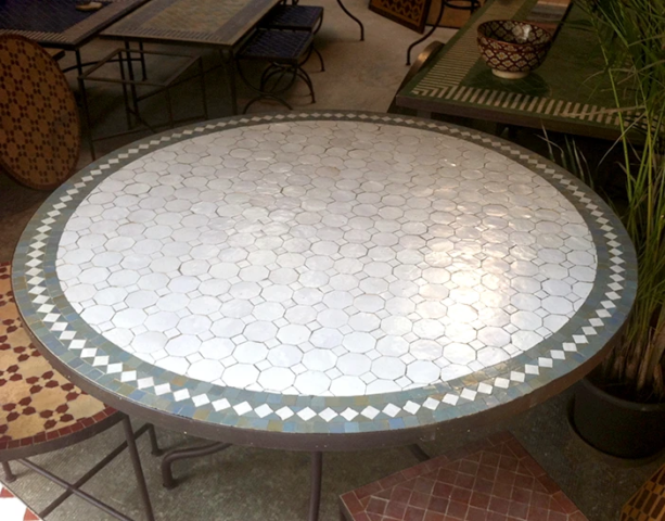 Showroom parisien de table en zellige fabriquée à la main