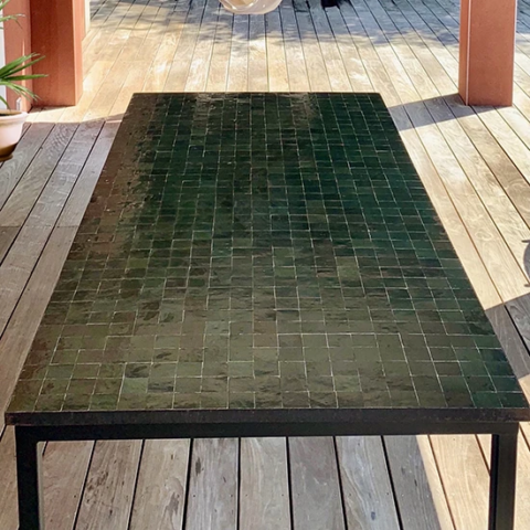 Table rectangle en zellige vert foncé (ref V9), fabrication sur mesure et livraison à Blois (41)