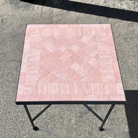 Table carrée de 60cm de côté en zellige rayé rose