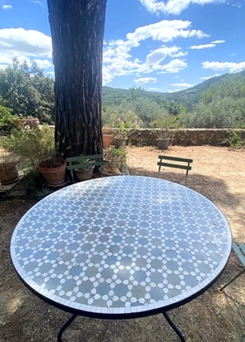 Table en zellige exposée dans un jardin d'Aix-en-Provence (13)