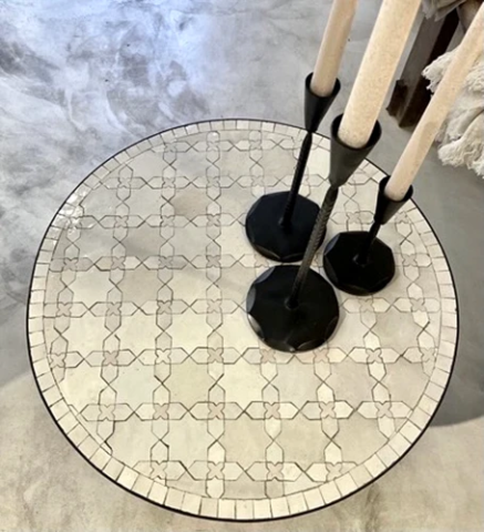 Desserte ronde en zellige de couleur nacre