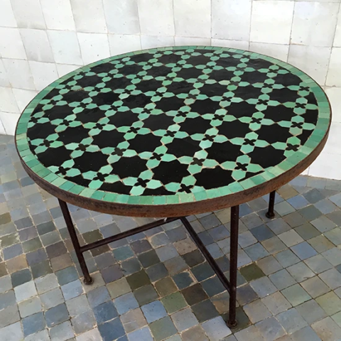 Table en zellige bicolore, noir et vert sur un sol carrelé en zellige (camaïeux de gris)