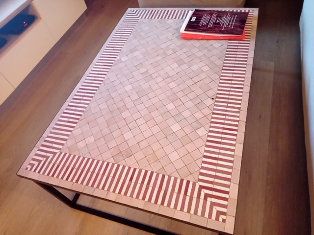 Table basse en zellige rayé rose, rouge et blanc, piètement moderne en modèle cube forgé à la main