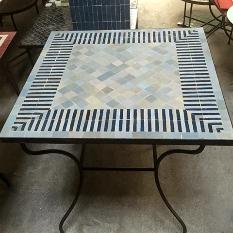 Table en mosaïque de zellige rayé, blanc, nacre et gris foncé