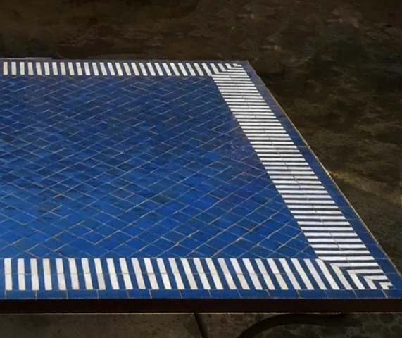 Table carrée de 120 cm de côté en zellige rayé, bleu roi et blanc