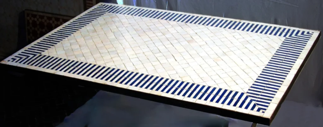 Table rectangle 120x80 cm en zellige rayé blanc et bleu roi