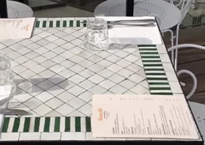 Table de restaurant fabriquée sur mesure en zellige rayé blanc et vert