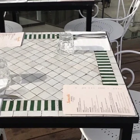 Table de restaurant fabriquée sur mesure en zellige rayé blanc et vert