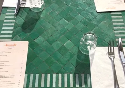 Table de restaurant fabriquée sur mesure en zellige rayé vert et blanc