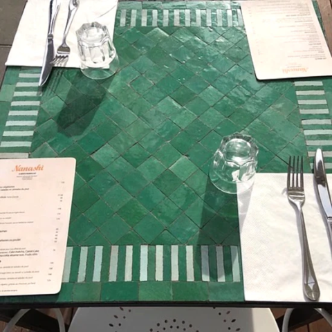 Table de restaurant fabriquée sur mesure en zellige rayé vert et blanc