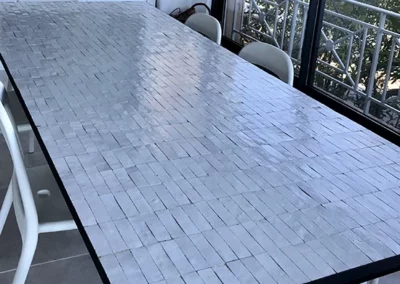 Grande table de réception en zellige blanc, motif rectangle