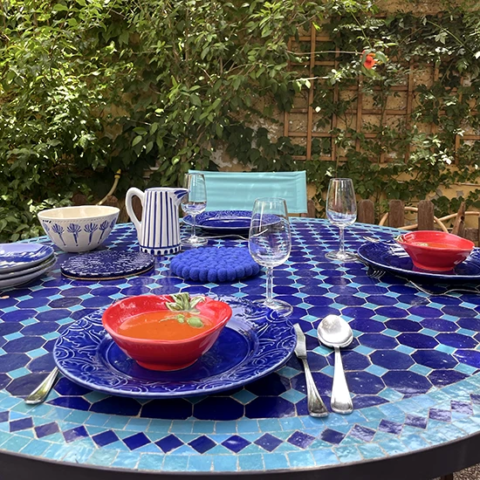 Table en zellige bleu ciel et bleu Roi dans jardin à Narbonne (11)