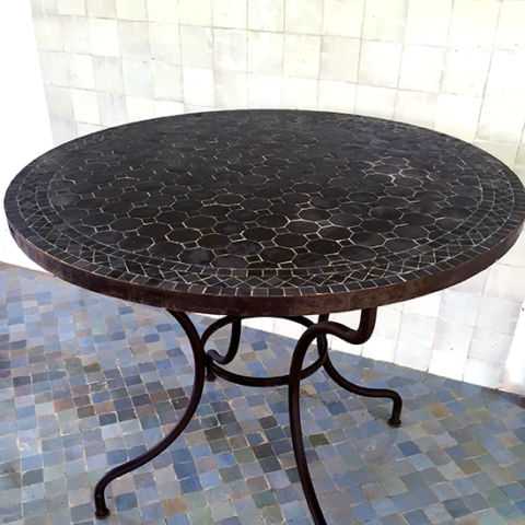 Table ronde en zellige noir sur sol en zellige carré gris et bleu (Marseille 13)