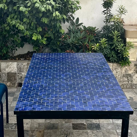 Table de repas en zellige bleu au motif cubes pour terrasse extérieur, livraison à Fréjus (83)