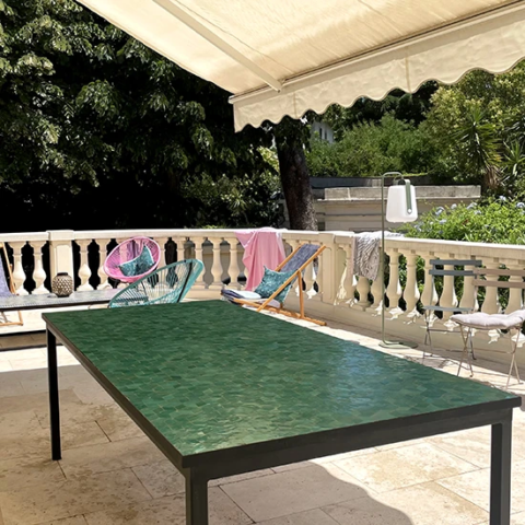 Très grande table en zellige vert anglais, motif cube. Création unique sur mesure et livraison à Cannes (06)