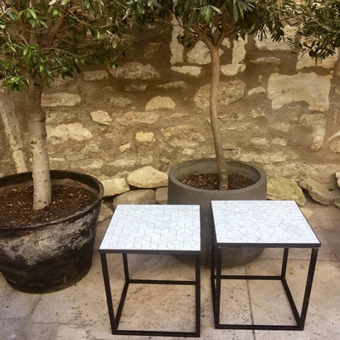 Petites tables basses carrée en zellige blanc, motif cube. fabrication sur mesure et livraison à Narbonne (11)