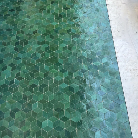 Table rectangulaire en zellige, motif cubes, couleur vert foncé. Livraison à Nice (06)