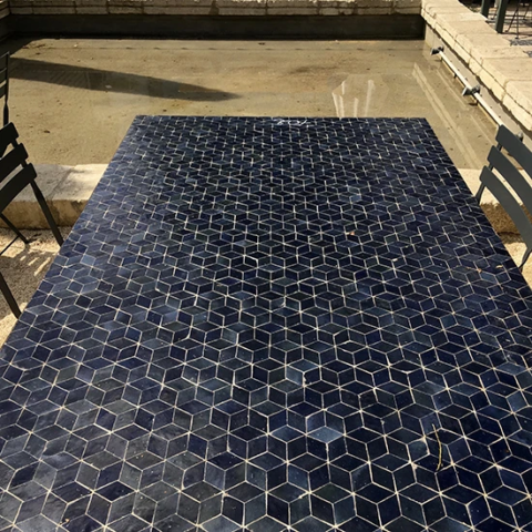 Table sur mesure en zellige noir pour un espace de restauration extérieur sur Paris