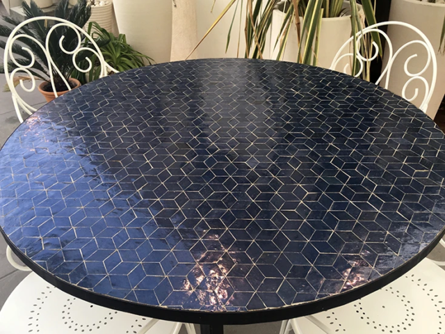 Table haute et ronde pour 4 couverts, revêtement en zellige noir, piètement en fer forgé, livraison à Saint-Raphaël (83)