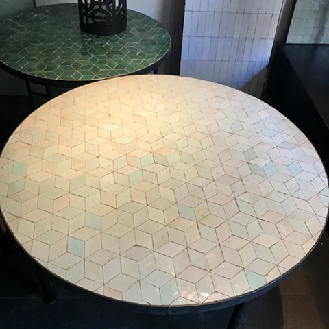 Tables rondes en zellige en exposition au showroom Art et Sud Déco Marseille