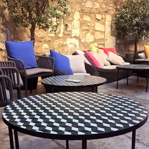 Tables basses en zellige cubes fabriquées sur commande pour la terrasse d'un espace VIP en restauration