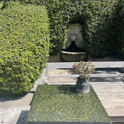 Table en zellige fabriquée sur mesure pour une livraison à Versailles (78)