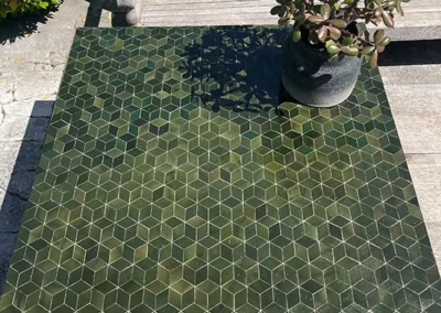 Table en zellige vert anglais, fabriquée par art et sud déco Paris pour client à Versailles (78)