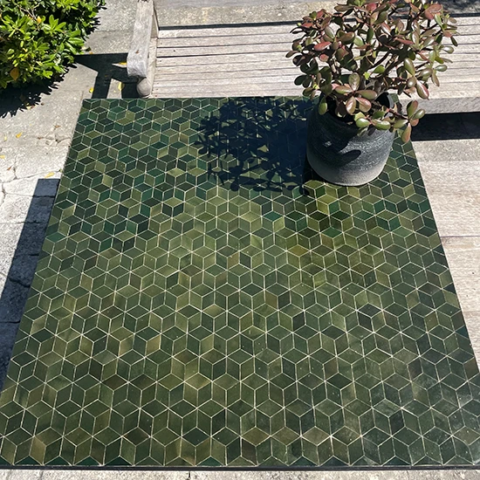 Table en zellige vert anglais, fabriquée par art et sud déco Paris pour client à Versailles (78)