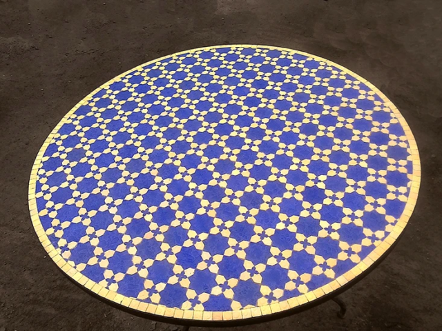 Table en zellige, fleurs de matécha, composition bleue et jaune pour un client de Valence (26)