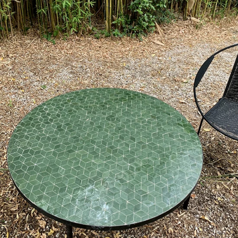 Table basse ronde en zellige, couleur vert anglais et motif cubes, pieds en fer forgé fabriqués sur mesure, livraison à Paris