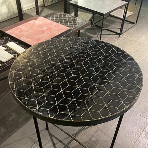 Table ronde en zellige noir, conception sur mesure et livraison à Carpentras (84)