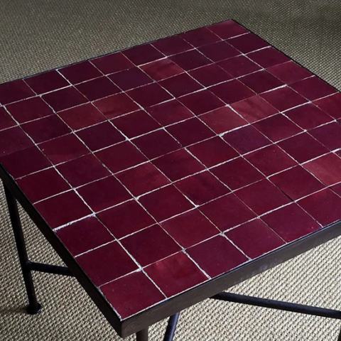 Guéridon en zellige rouge, motif carré