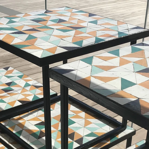 Table en zellige au motif triangle à Paris (75)