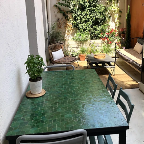 Fabrication de table en zellige artisanal vert foncé, motif cubes