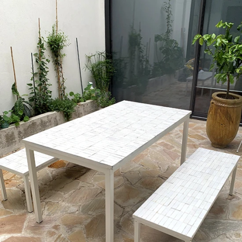 Table et bancs en zellige blanc, motif rectangle