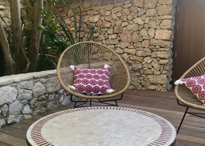 Table basse en mosaïque de zellige de couleur sable et rouge