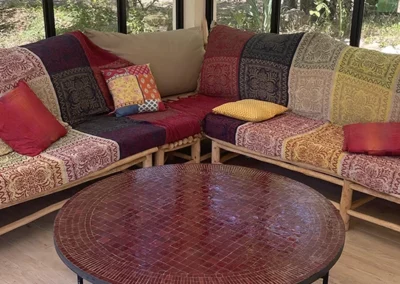 table basse et ronde en mosaïque de zellige rayé de couleur rouge