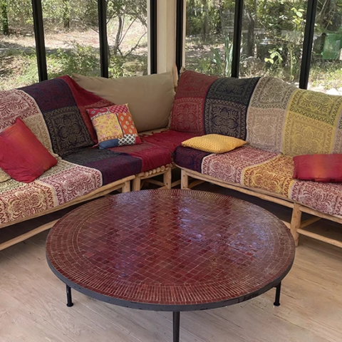table basse et ronde en mosaïque de zellige rayé de couleur rouge
