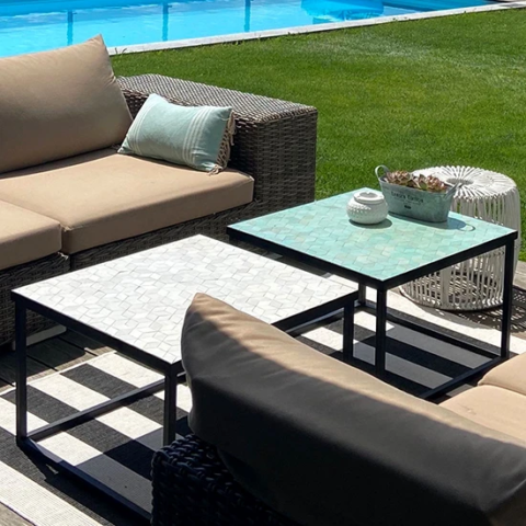 Tables basses en zellige dans un patio en bord de piscine, motif cube, couleur vert céladon et nacre