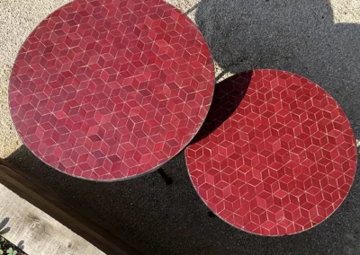 Tables bistro en zellige rouge, fabrication artisanale pour une terrasse parisienne
