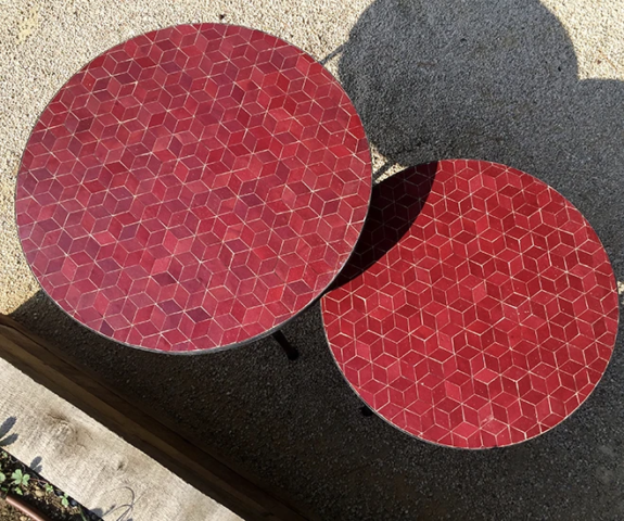 Tables bistro en zellige rouge, fabrication artisanale pour une terrasse parisienne