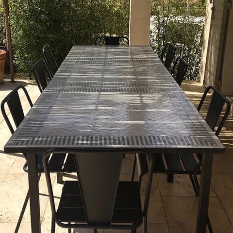 Trois tables carrées, identiques, 80 cm de côté fabriquée sur commande en zellige rayé gris foncé et noir