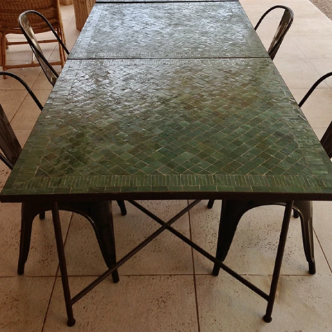 tables de repas carrées en zellige rayé vert anglais et piètements croisés en fer forgé à la main