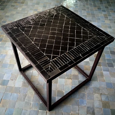 table de chevet en zellige rayé noir (Paris 75014)