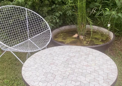 Table de jardin en zellige blanc et nacre, création artisanale pour Valence (69)