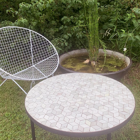 Table de jardin en zellige blanc et nacre, création artisanale pour Valence (69)